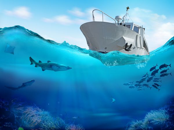 قایق ماهیگیری در دریا تصویر 3D