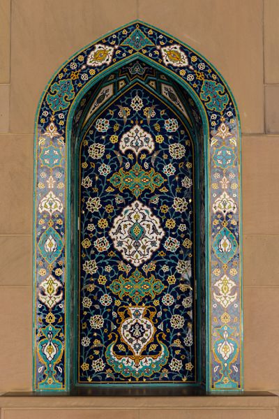 موزات عمان 30 نوامبر 2017 دکوراسیون موزاییک با طراحی فارسی کاشی در مسجد بزرگ سلطان قبوس در مسقط عمان