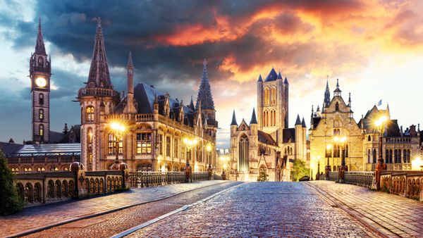 شهر تاریخی بلژیک گنت در غروب خورشید