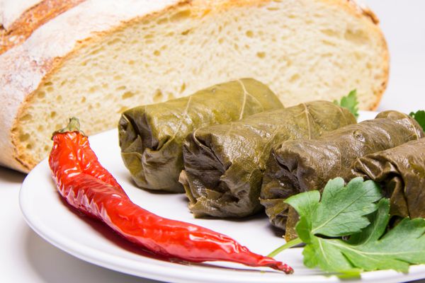 انگور برگ رول Sarmale Dolma Sarma Golubtsy یا Golabki برگ های انگور پر از گوشت و برنج سرمالهای تازه یا دولومه رومانیایی یونانی ترکی پولونی و ایران غذای معمولی