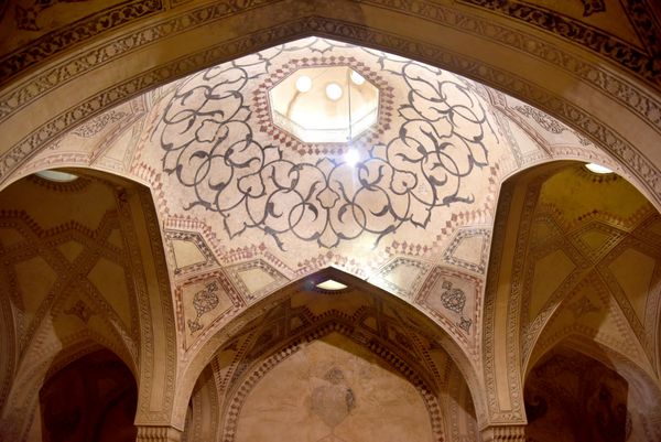 سقف کاخ با نور خوب داخل حمام معروف در ارگ کریم خان شیراز ایران 27 سپتامبر 2016