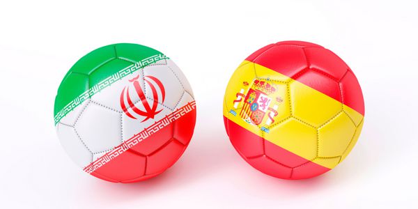 دو توپ فوتبال در رنگ پرچم ایران و اسپانیا تصویر 3 بعدی