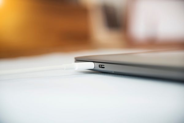 بستن لپ تاپ با مفهوم فناوری پورت usb