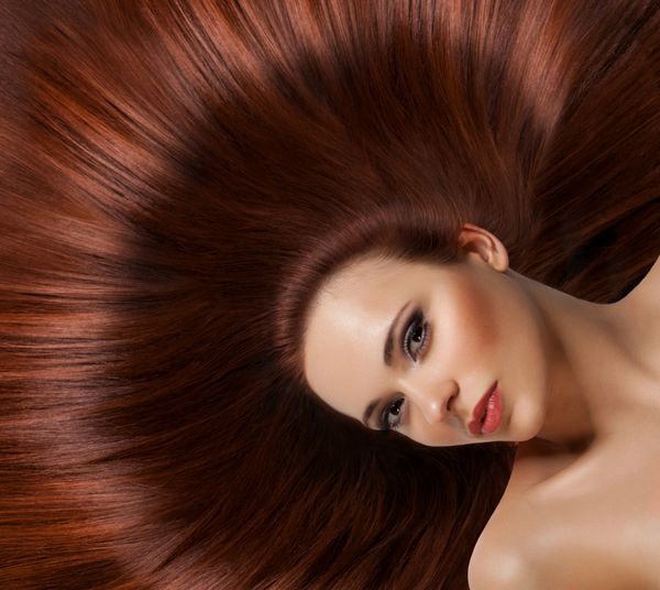 موی قهوه ای زن زیبا با موهای بلند سالم تصویر با کیفیت بالا