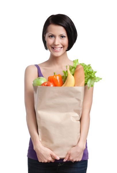 دختر هوشمند با بسته میوه و سبزیجات جدا شده پس زمینه سفید غذای سالم