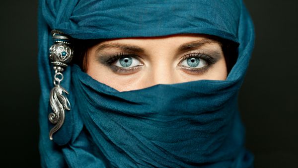 پرتره یک زن جوان عربی با چشم های آبی زیبا او در پارچه ای سنتی مصنوعی نیکاب