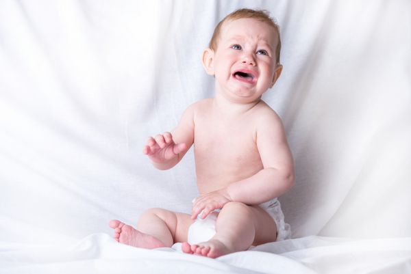 کودک ناز آبی چشم 6-9 ماهه غمگین گریه سفید پس زمینه احساسات کودک درد دندان درد