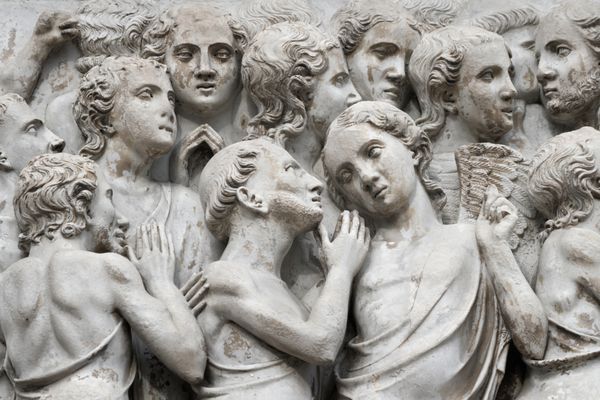 گروه مجسمه با تصویر افراد صالح در نمای خارجی کلیسای جامع Orvieto ایتالیا