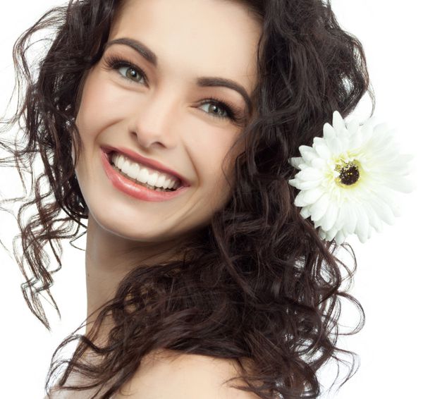 پرتره زن زیبا لبخند زن قهوه ای جدا شده بر روی گل سفید گل میخ استودیو