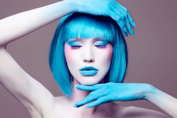 هنر بدن زن جوان با موهای آبی مفهوم هالووین آرایش رنگ پوست پودر سفید پوست دختر زیبایی