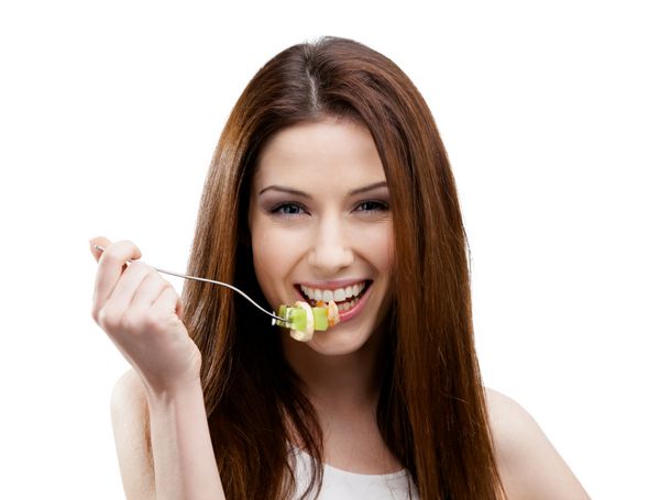 زن غذا خوردن سالاد سبز در چنگال ضد زنگ جدا شده بر روی سفید غذای رژیم غذایی سالم