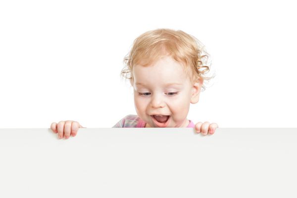 بچه نگاه کردن پشت بنر خالی سفید جدا شده است