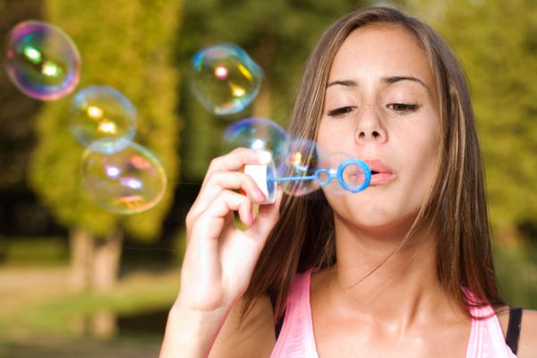 زیبایی نوجوان رویایی با پریدن حباب های صابون