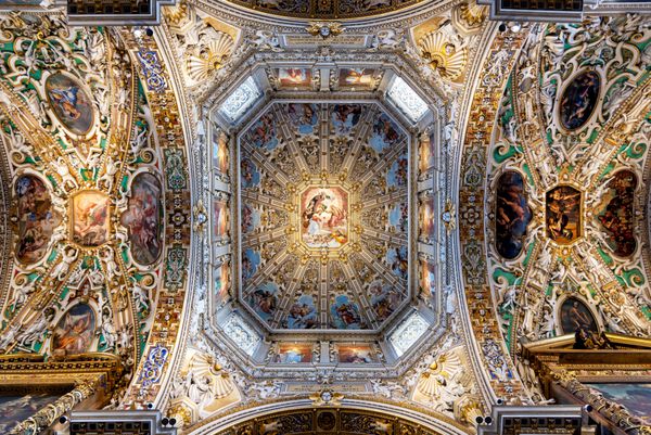 برگامو ایتالیا 15 سپتامبر 2018 نمایش سقف مجسمه Basilica di Santa Maria Maggiore این کلیسای بزرگ در سال 1137 تاسیس شد و به سنت ماری اختصاص داده شده است