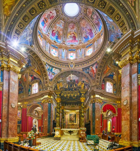 VICTORIA MALTA ژوئن 15 2018 پانورامای کلیسای سنت جورج در 15 ژوئن در ویکتوریا معروف به داخلی باروک با دکوراسیون غنی از گره گچ و حکاکی و سنگ و نقاشی های Mattia Preti معروف است