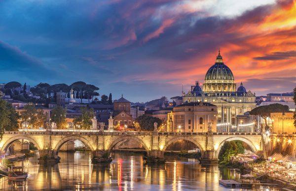 نمایش در واتیکان در رم ایتالیا در غروب آفتاب با آسمان دراماتیک پیش زمینه سفر