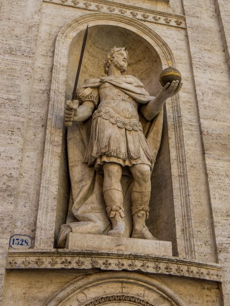 روم ایتالیا 26 ژوئیه 2018 مجسمه چارلز بزرگ یا Charlemagne در نمای ساختمان Chiesa di San Luigi dei Francesi