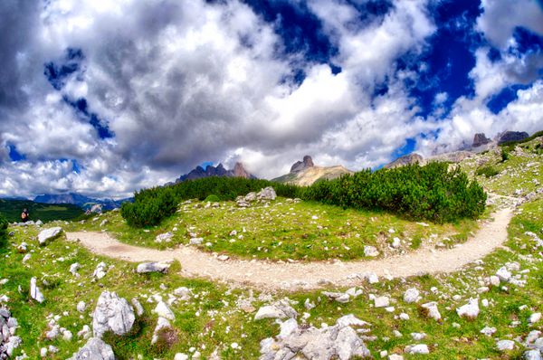 رنگ های تابستانی زیبا از Dolomites اروپا