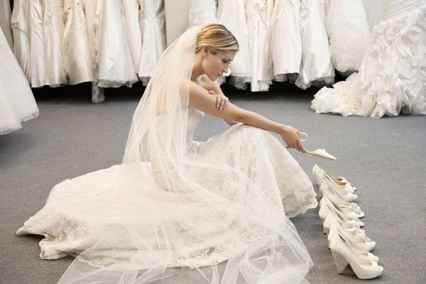 دید در کنار زن جوان در لباس عروسی هنگام انتخاب کفش اشتباه گرفته شد
