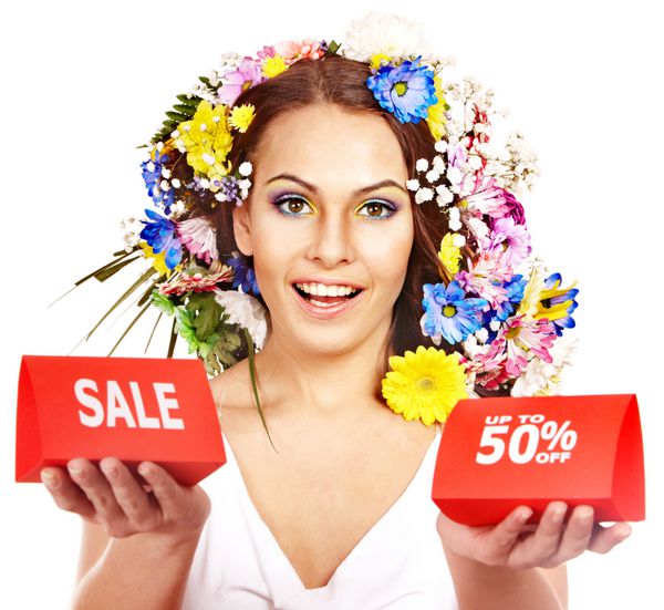 زن با فروش بنر و گل جدا شده