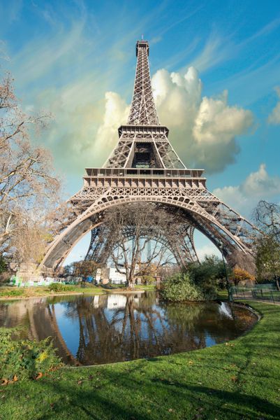 پاریس منظره زیبا از برج ایفل با رنگ های غروب آفتاب