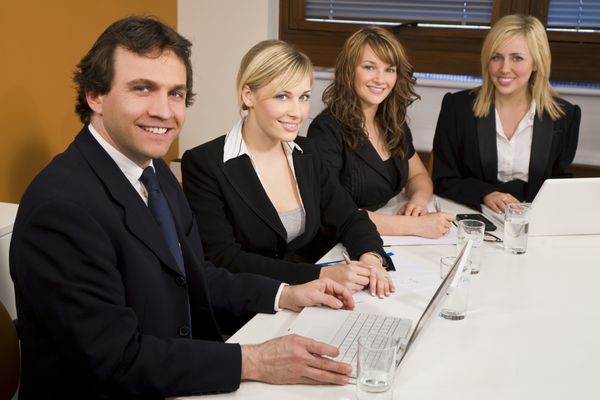 سه تن از مدیران زن و یک مرد با جلسه در جلسه هیئت مدیره تمرکز بر تجار در پیش زمینه است