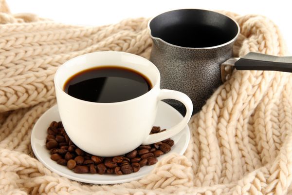 فنجان قهوه با روسری نزدیک