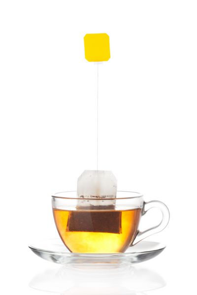 جام چای با کیسه چای برچسب خالی داخل جدا شده بر روی زمینه سفید