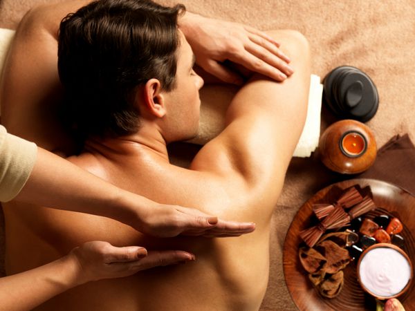 Masseur ماساژ بدن انسان را در سالن اسپا انجام می دهد مفهوم درمان زیبایی