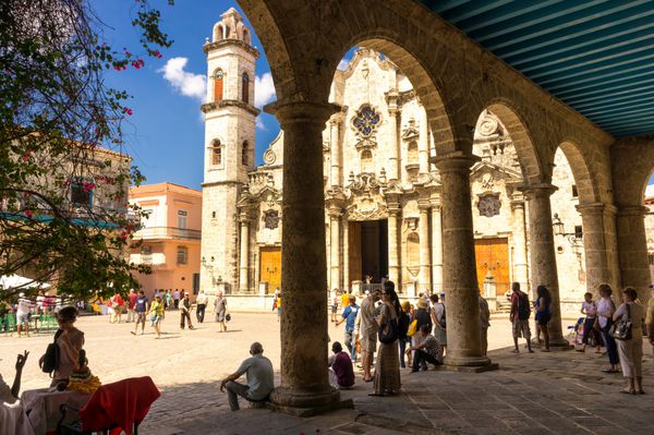 HAVANA- FEBRUARY 21 گردشگران در میدان کلیسای در یک روز زیبا در 21 فوریه سال 2012 در هاوانا 850000 گردشگر از کوبا در سال 2012 برای افزایش 49٪ نسبت به سال قبل بازدید کردند
