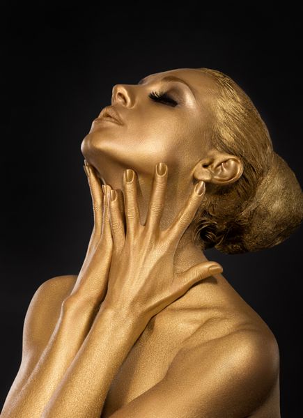 رنگ آمیزی گیلت زنان طلایی پوست صورت مفهوم هنر بدن طلایی تمرکز بر روی دست او