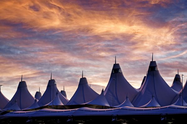 چشمان درخشان DIA در طلوع خورشید فرودگاه بین المللی دنور به خوبی شناخته شده برای سقف اوج است طراحی سقف منعکس کننده کوه های برفی است