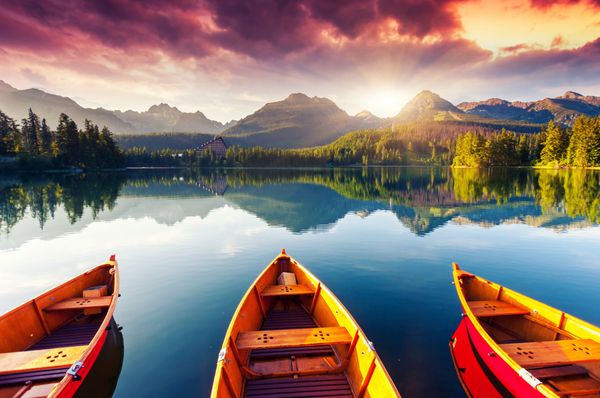 دریاچه کوهستانی در پارک ملی تاتر بالا آسمان چشمگیر چشمگیر Strbske pleso اسلواکی اروپا دنیای زیبایی