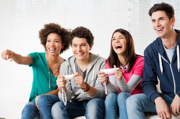 گروه شاد در خانه دوستان جوان بازی های ویدئویی