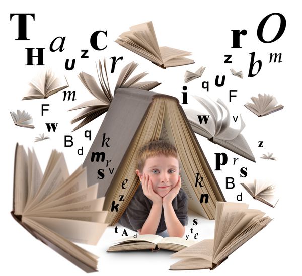 یک پسر کوچک تحت یک کتاب بزرگ در یک زمینه جداگانه سفید برای یک مفهوم آموزش و یا خواندن است حروف شناور اطراف او وجود دارد