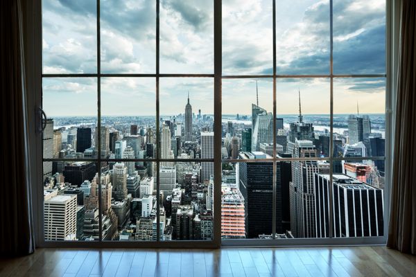 نمایشگاه ساختمانهای افقی آسمان شهر منهتن نیویورک از پنجره بلند بالا زیبا و گران قیمت املاک و مستغلات با مشرف به ساختمان امپایر استیشن و آسمان خراش ها در Penthouse Cityscape جذاب زرق و برق دار