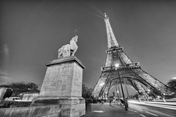 PARIS DEC 1 نورپردازی برج ایفل 2012 دسامبر 1 در پاریس سیستم جدیدی که در سال 1985 تاسیس شد این امکان را به برج اجازه داد تا تابش طلایی را درخشش دهد