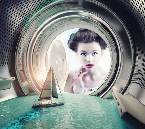 قایق بادبانی در ماشین لباسشویی شگفت زده مفهوم خلاقانه
