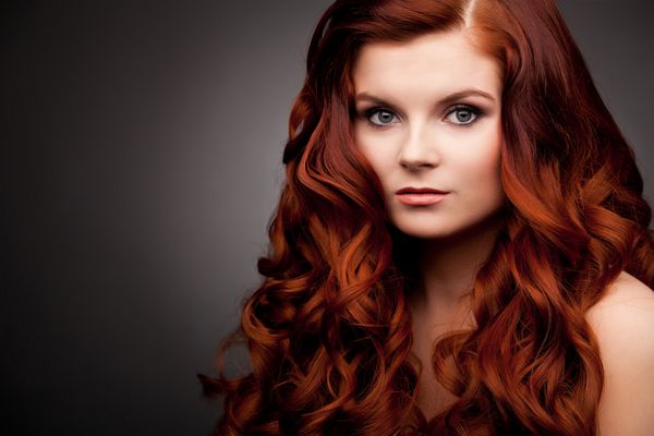 زن با موهای قرمز فرفری