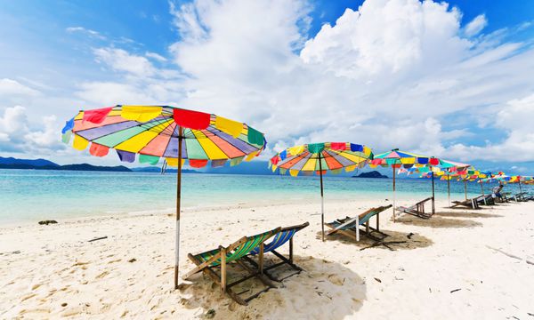 صندلی ساحل و چتر رنگی در ساحل در روز آفتابی پوکت تایلند