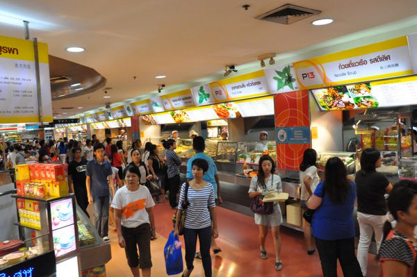 بانکوک تایلند 12 آگوست دادگاه مواد غذایی در بازار پلاتین مد در بانکوک تایلند در تاریخ 12 اوت 2012 دیده می شود این مرکز خرید 5 میلیارد بات 100 میلیون یورو است که متشکل از مد است