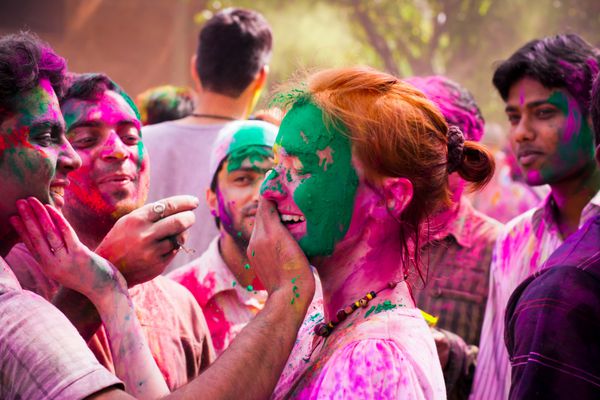 DELHI INDIA 20 مارس توریستی با دانشجویان دانشگاه جواهراللال نورو جشنواره هولی را در تاریخ 20 مارس 2011 در دهلی هند جشن می گیرد هولی یک جشنواره بهار است که به عنوان جشنواره ای از رنگ ها جشن گرفته می شود