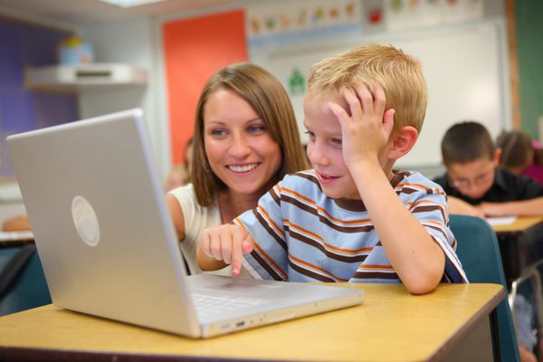 دبستان دانش آموز و معلم با لپ تاپ