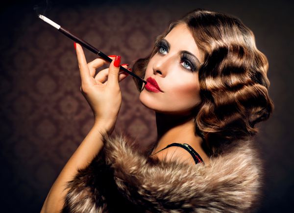 پرتره زن یکپارچهسازی با سیستمعامل زن زیبا با شش گوشه سیگار سیگار کشیدن بانوی عکس های سیاه و سفید با مدل های پیشنهادی مدل آرایش قدیمی مد و موج مدل انگشت سبک 20s یا 30s