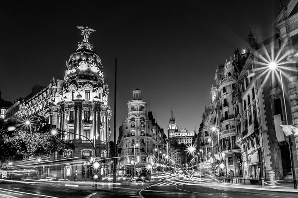 اشعه از چراغ های ترافیک در گران از طریق خیابان خیابان اصلی خرید در مادرید در شب اسپانیا و اروپا