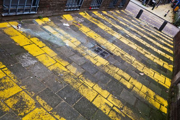کوچه های شهری با عبور از گورخر زرد در روتردام هلند