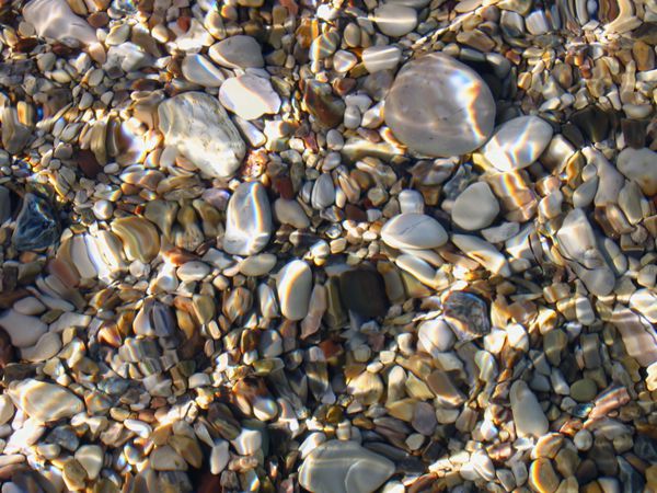 سنگ های رنگارنگ زیر آب دریا با اثر آب بر آنها