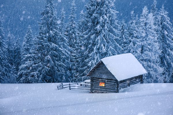خانه چوبی در جنگل زمستانی