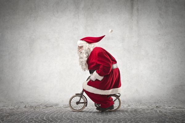 بابا نوئل دوچرخه سواری می کند