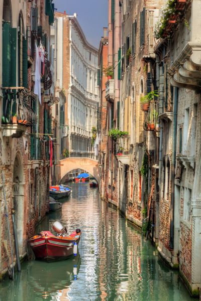 ونیز ایتالیا یک کانال باریک رولتیک و پل در میان معماری قدیمی ونیزی